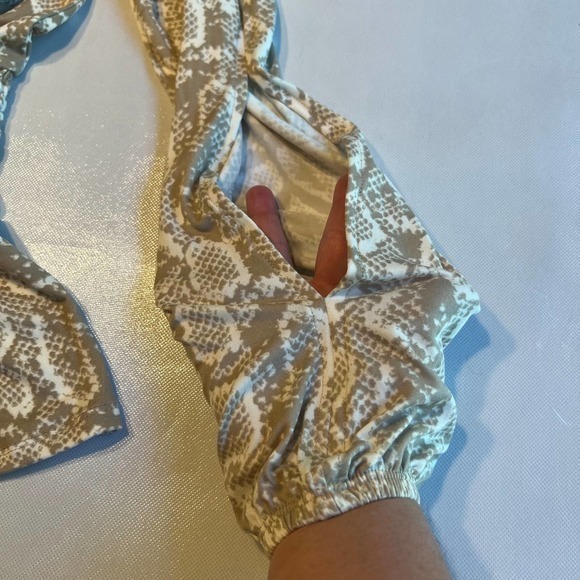 Absolutely Famous Womens Animal Print Blouse Cut Out Shoulder Size Small - Picture 4 of 11